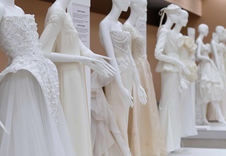 Свадебное платье Галины Юдашкиной и образ из семейного архива Виктории Шеляговой: в Москве проходит Всероссийская выставка эксклюзивных свадебных образов