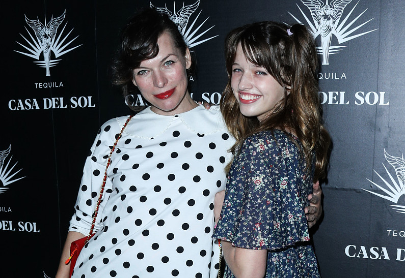 Семейные кадры: Милла Йовович показала фото с тремя дочерьми