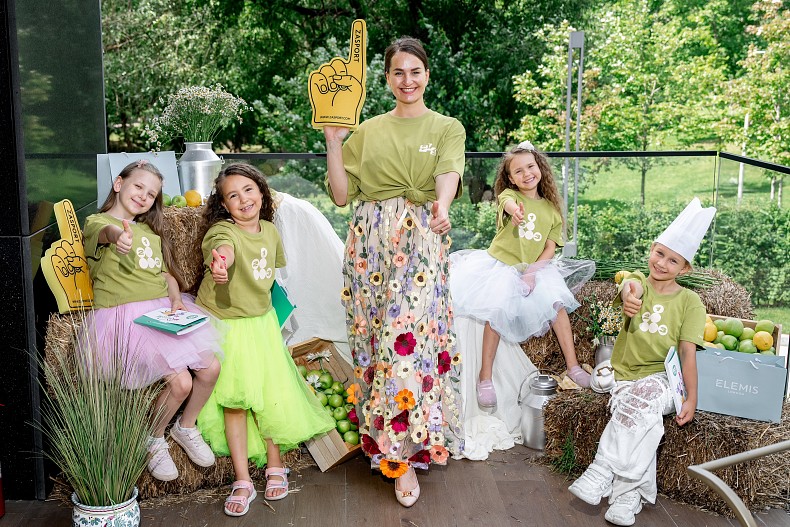 Софья Великая с дочкой и племянницами