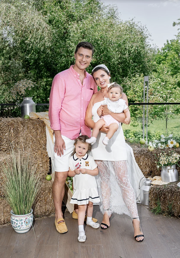 Александр и Алеся Энберт с дочками