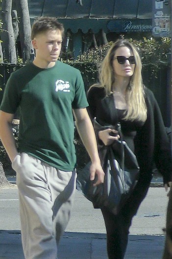 Анджелина Джоли и ее сын Нокс