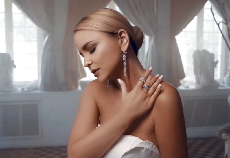 IVKA выпустила мировой хит и клип в духе Версаля — в главной роли ее дочь Николь