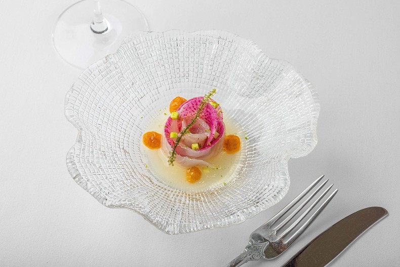 Цезий с соусом из морошки и морским виноградом