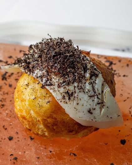 Гужер с салом из палтуса и черным трюфелем