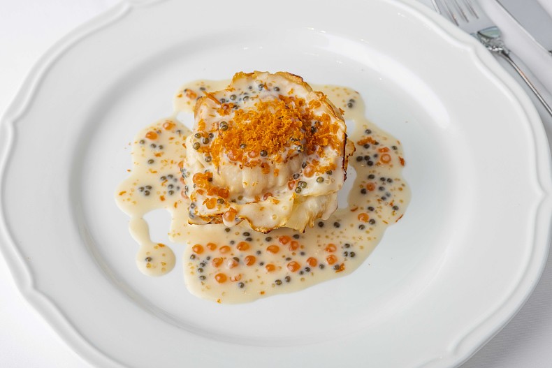 Сахалинский гребешок запеченный в сельдерее с икорным соусом