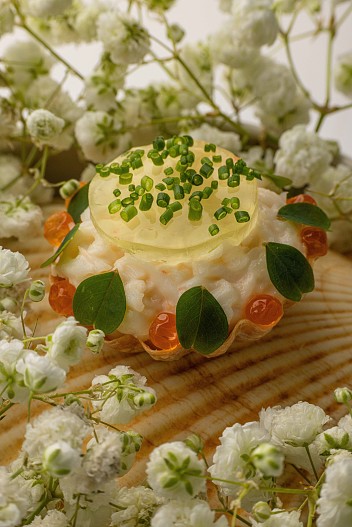 Тарталетка с крабом и желе из томатов