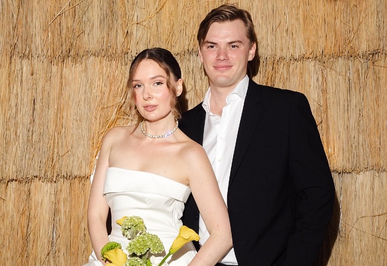 Популярный fashion-инфлюенсер Анастасия Виноградова сыграла свадьбу в греческом стиле