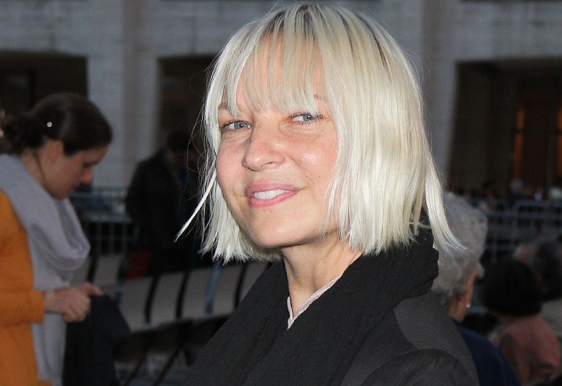 Певица Сиа была впервые замечена на свидании после развода