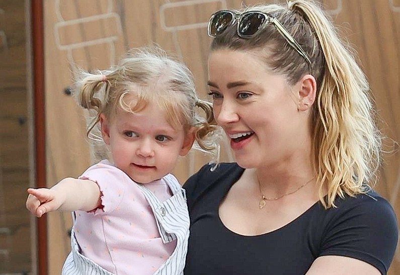 Эмбер Херд показала редкое фото с дочерью