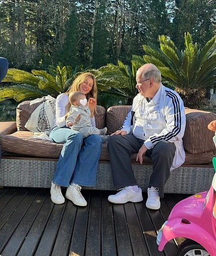 Жизель Бюндхен с сыном и отцом