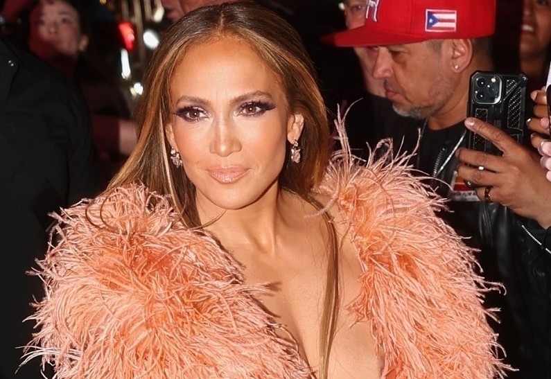 Дженнифер Лопес показала себя без макияжа 