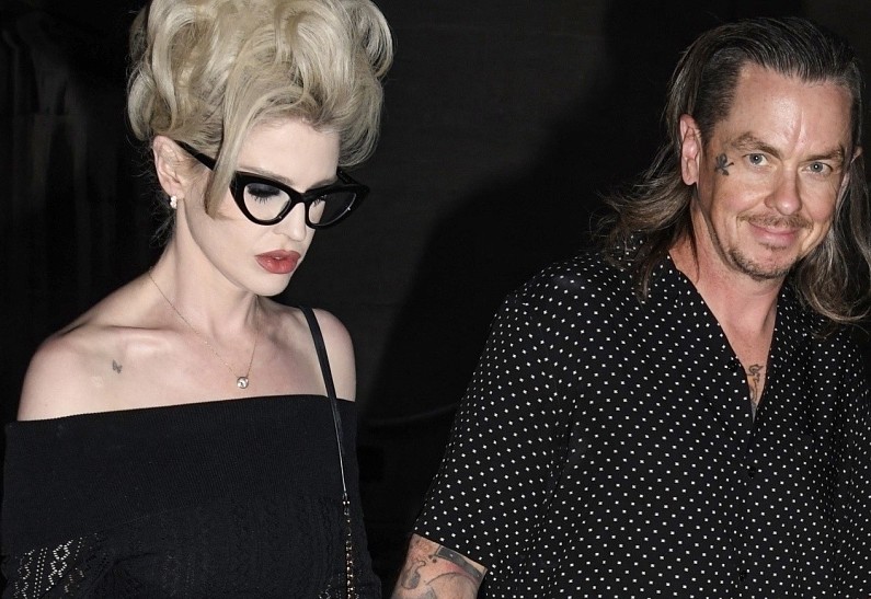 Келли Осборн обручилась с Сидом Уилсоном на прощальном концерте Оззи Осборна