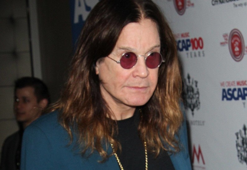 Место вечного покоя: Оззи Осборна похоронили у озера на территории родового поместья