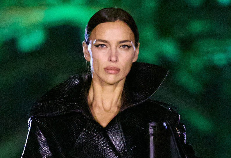 Ирина Шейк украсила культовый календарь в откровенном образе