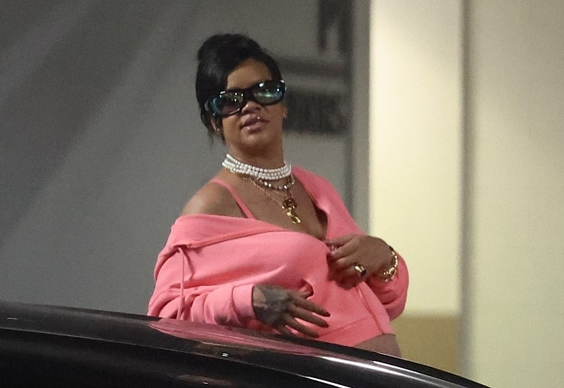 Беременная Рианна вызвала споры в Сети своим дерзким образом