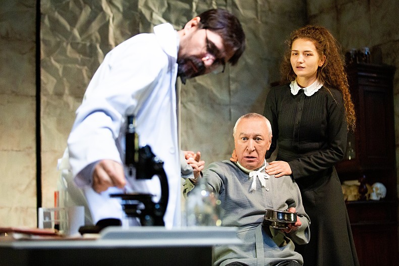 Сцена из спектакля «Собачье сердце»