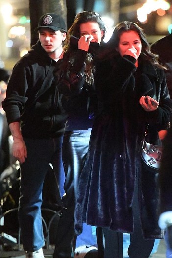 Бруклин Бекхэи, Никола Пельтц, Селена Гомес