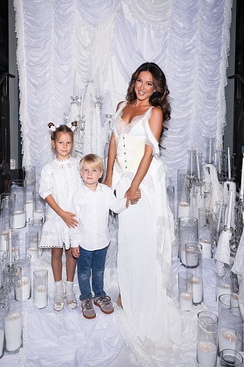 Нюша с детьми