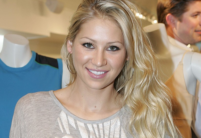 Анна Курникова спровоцировала слухи о четвертой беременности