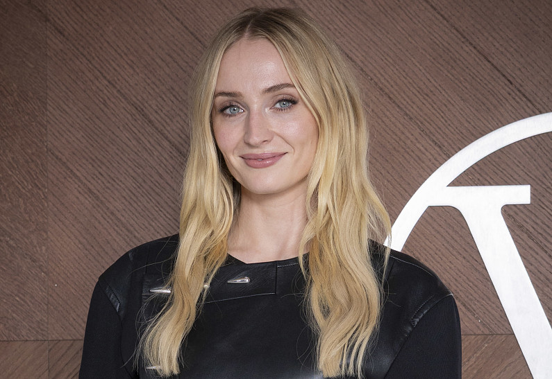 Софи Тернер прокомментировала свое решение не возвращаться в США