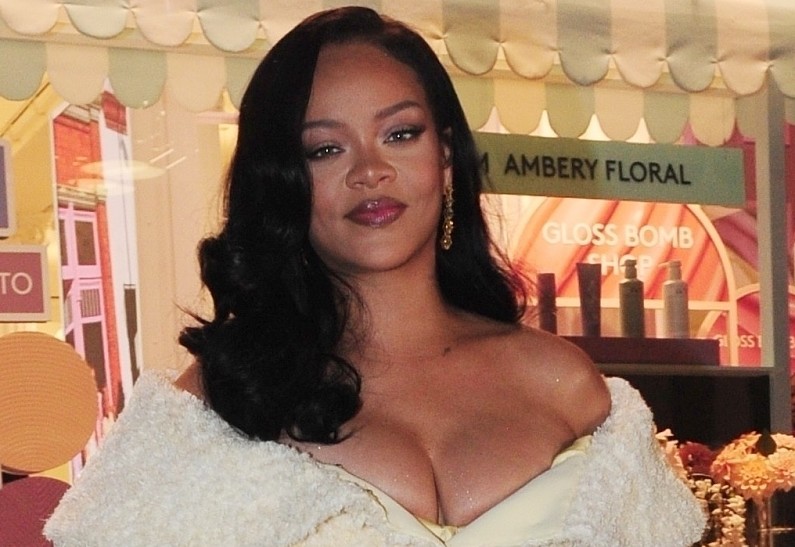 Рианна устроила сюрприз для фанатов в честь 20-летия своей карьеры