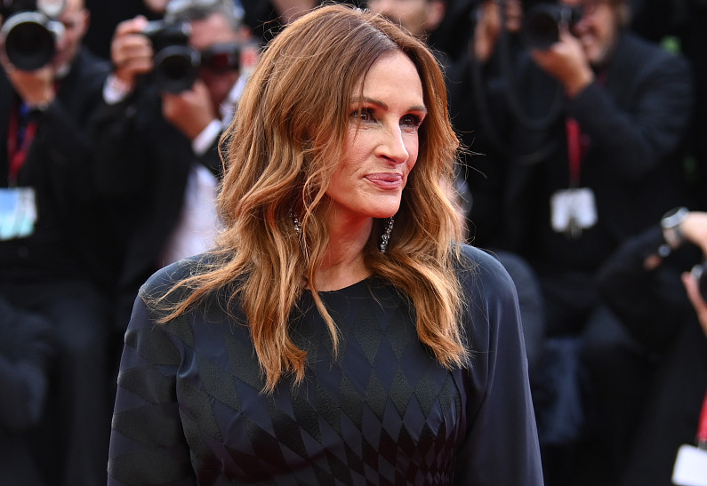 Джулия Робертс нашла утешение в объятиях мужа после скандала на Венецианском фестивале