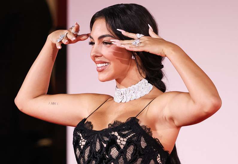 Невеста Криштиану Роналду впервые после помолвки показала массивное кольцо в 30 карат