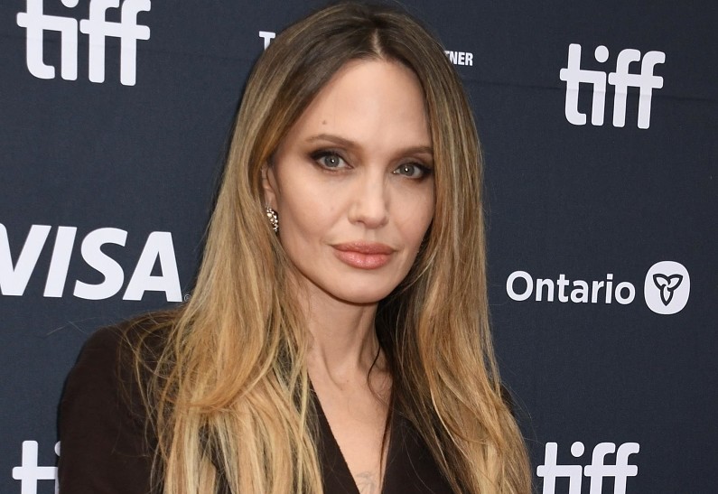 Брэд Питт или его двойник? В Сети обсуждают таинственного поклонника Анджелины Джоли