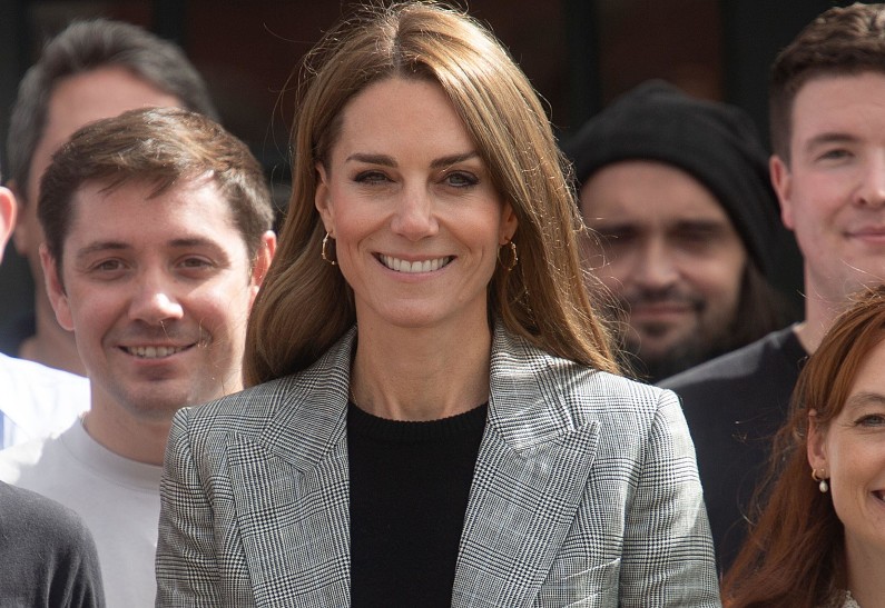 Кейт Миддлтон в элегантном костюме вышла в свет