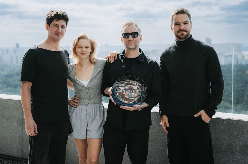 Оператор Андрей Лунинский, Саша Бортич, режиссер Рустам Ильясов и Никита Волков