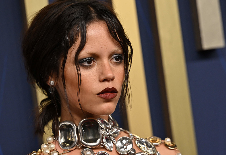 Сразила наповал: Дженна Ортега произвела фурор на премии «Эмми» своим смелым образом