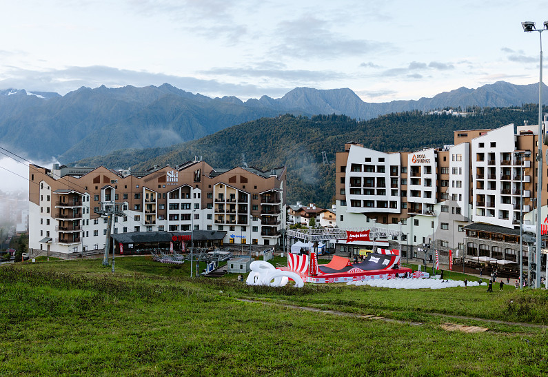 Панама, шлем-дискошар и скакалка: как блогеры собираются на New Star Weekend