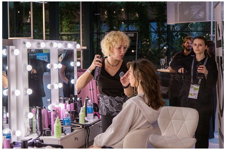 команда звездных стилистов ICE Professional готовит моделей к показу