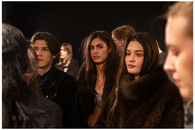 команда звездных стилистов ICE Professional готовит моделей к показу Сделано в Москве