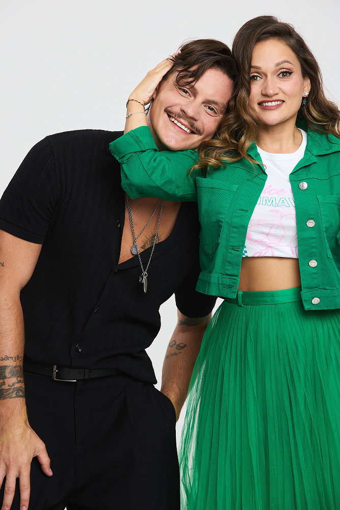 Мини юбка киген қыз аяғын жайып жатыр