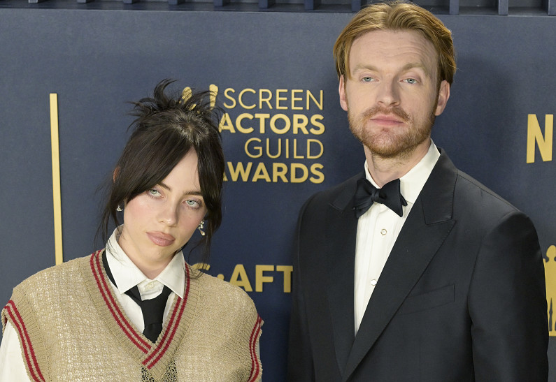 Брат Билли Айлиш обручился с девушкой, похожей на сестру