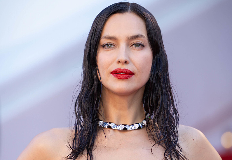 Ирина Шейк в экстравагантном образе снялась в клипе Doja Cat