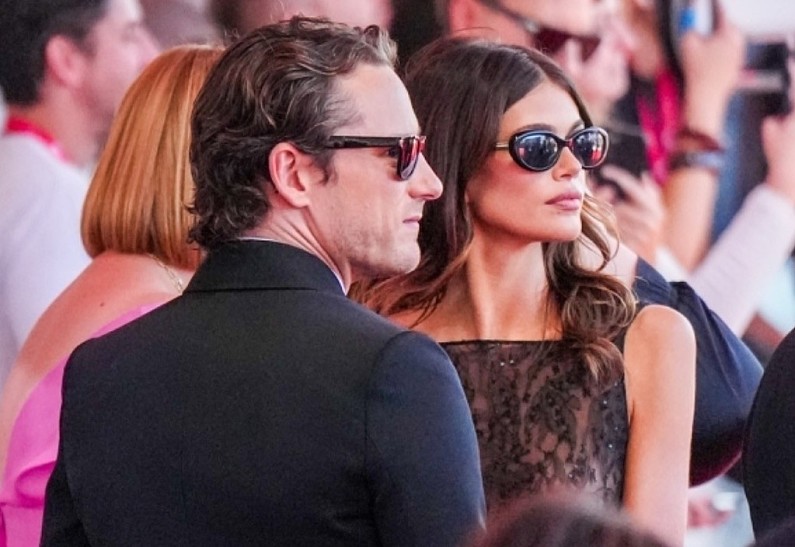 Страсть на красной дорожке: Кайя Гербер и Льюис Пулман впервые вышли в свет как пара 