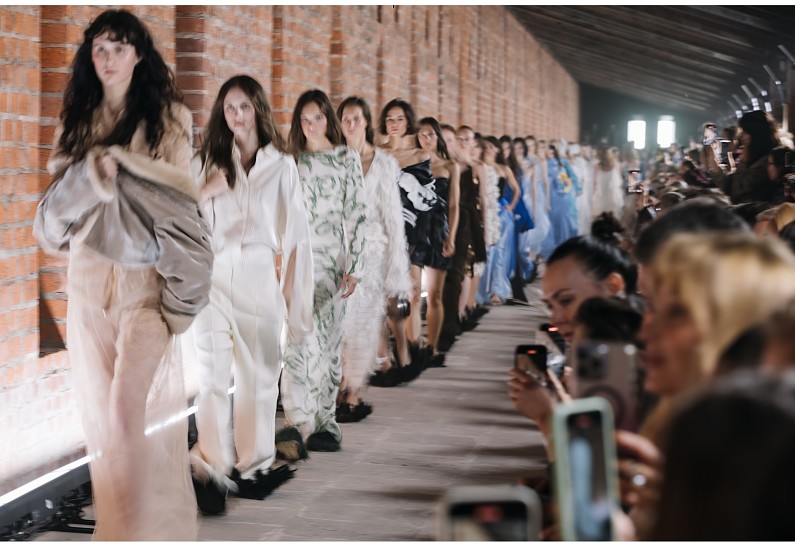 Светлана Бондарчук, Виктория Шелягова на подиуме, Софья Эрнст в первом ряду: как прошел показ Alena Akhmadullina