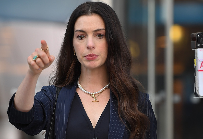 Энн Хэтэуэй отчитала журналистов на съемках «Дьявол носит Prada 2» 