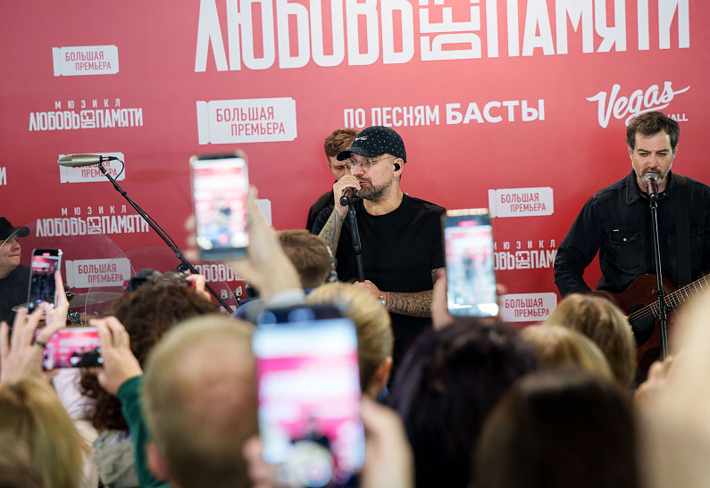 Баста выступил с концертом в метро