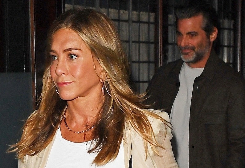 Папарацци застали Дженнифер Энистон и ее бойфренда в Нью-Йорке