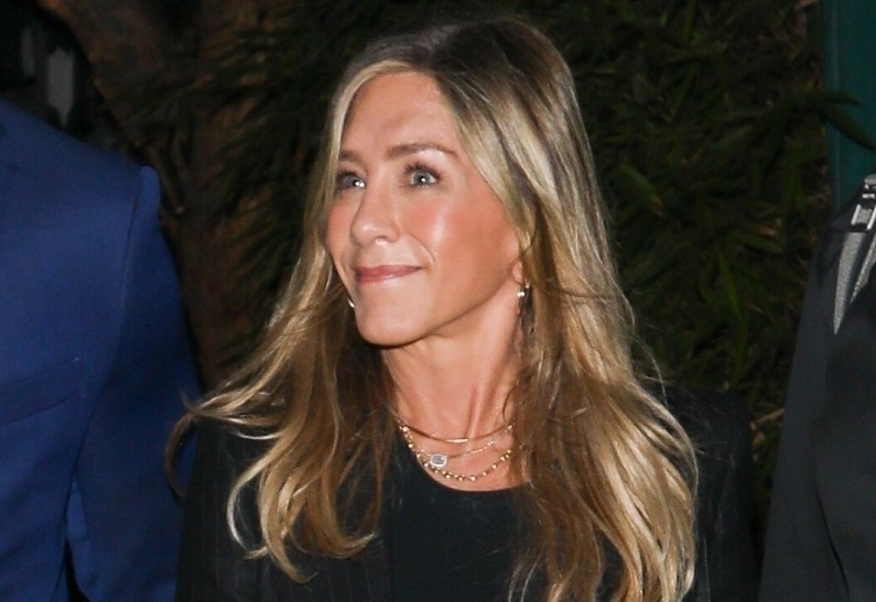 Друзья Дженнифер Энистон уверены, что ее возлюбленный преследует корыстные цели