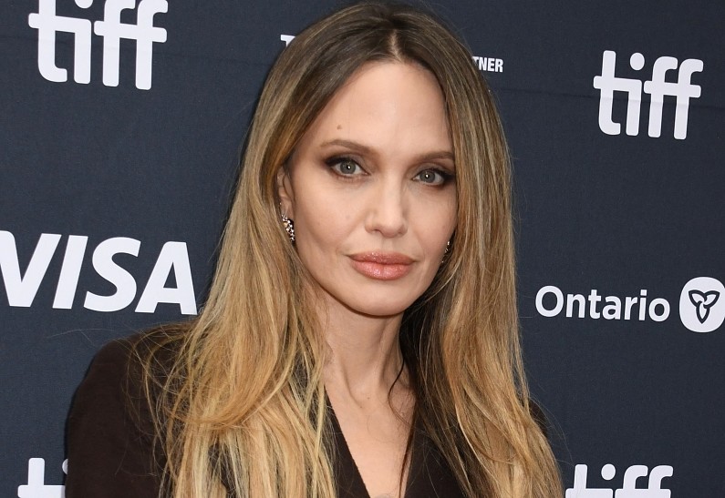 Культовый момент: Анджелина Джоли повторила свою вирусную позу с «Оскара-2012»