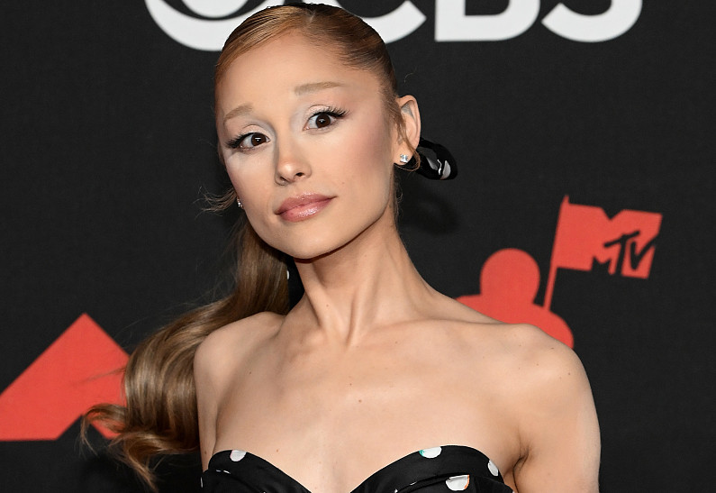 Нелепый наряд Арианы Гранде возглавил список худших платьев на MTV Video Music Awards