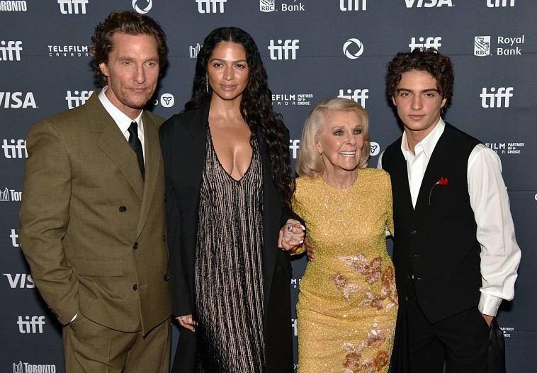 Мэттью Макконахи с женой Камилой Алвес, мамой Мэри Кэтлин Маккейб и старшим сыном Леви