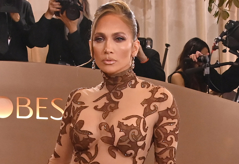 Наряд Дженнифер Лопес стал худшим на «Золотом глобусе-2026»