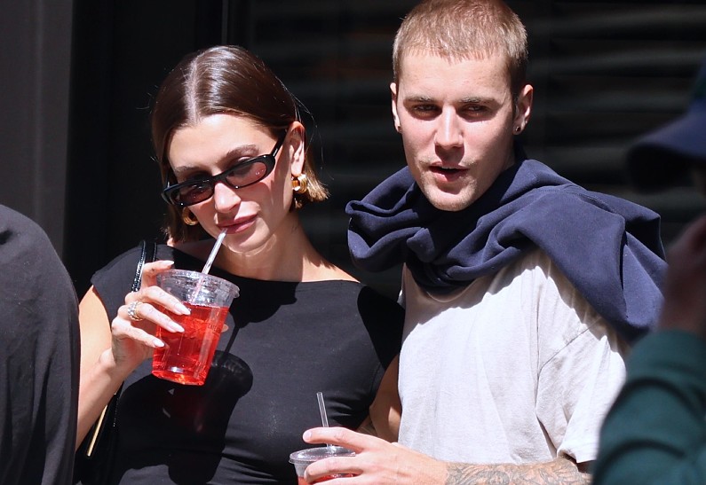 Хейли Бибер прокомментировала слухи о насилии в браке с Джастином