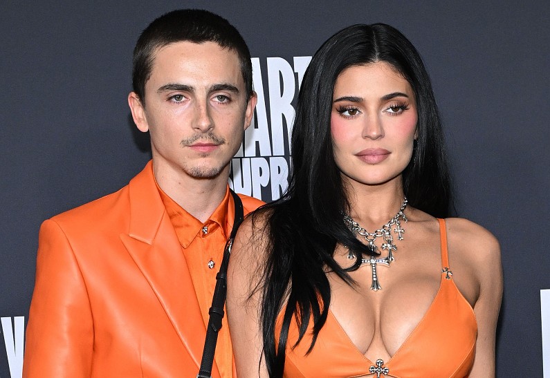 Кайли Дженнер и Тимоти Шаламе страстно поцеловались на «Золотом глобусе-2026»