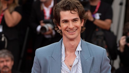 Не узнать: Эндрю Гарфилд сменил имидж